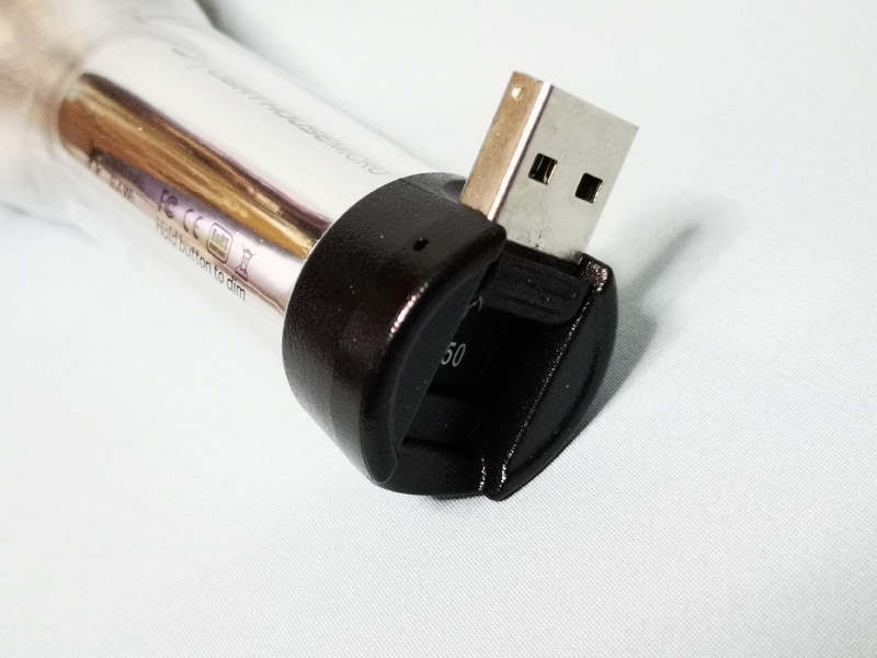 底面に180度折りたたむ格好でUSBコネクターが収納されている。くるっとまわして引き出して充電することになる。