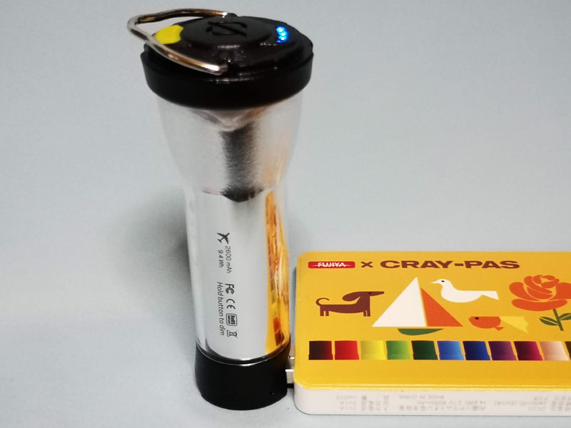 こんな風にモバイルバッテリーに差せば充電可能だ。充電状況はスイッチと反対側にある4つのLEDで表示される。