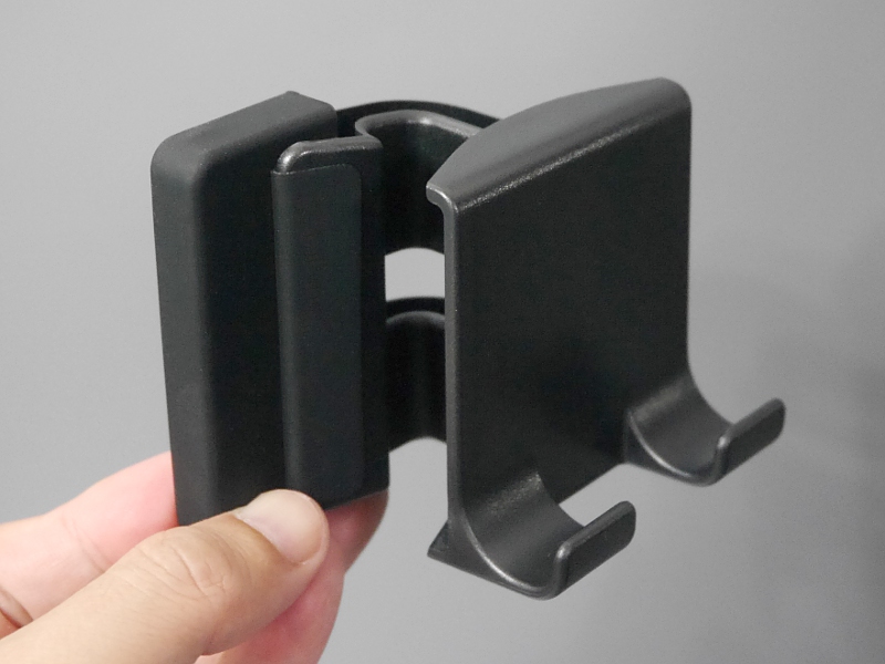 製品本体。スマホスタンドの背面にクリップが連結されている
