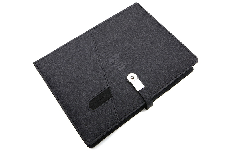 充電ノートのサイズは縦240×横180×厚さ30mmで、質量は506g（実測値）。A5サイズ6穴タイプのリフィル80ページ程度が付属しています。100枚程度までのリフィルをセットできる感じ。リフィル留め具はスチール製。表紙部に2つのポケットがあり、内側左に2つのポケットと4つのカード/名刺ホルダーがあります。