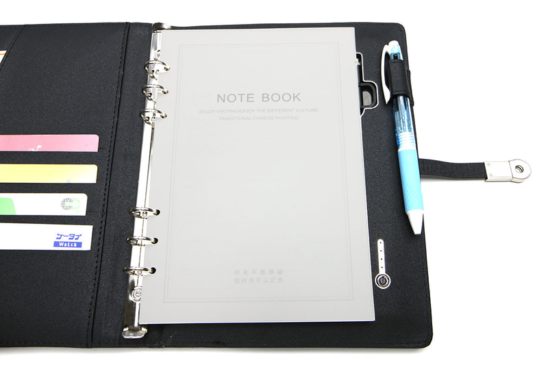 内側左にはA5サイズリフィルが数枚収まるポケットが2つあり、その手前にはカードや名刺が収まるポケットが4つあります。内側右にはペンホルダーが。モバイルバッテリー本体は右側に内蔵されています。