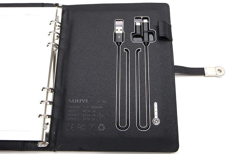 内側右にあるモバイルバッテリー電源ボタン/電池残量インジケーターと、USBケーブル類。モバイルバッテリー充電用ケーブルと、スマートフォンなど外部機器への給電用ケーブルです。溝にケーブルが収まった状態でケーブルやコネクタの凸凹がほとんどないので、ノート記入の支障はほぼありません。各ケーブルを引き出したときの長さは約25cm。これらのケーブルは本体に直結されていて外せません。給電用ケーブルは先端は差し替え式で、microUSB、USB-C、Lightningに対応します。ケーブル近くには「OUTPUT 1:DC5V/2A」「OUTPUT 2:DC5V/2A」という刻印があります。試したところ、QiとUSBの同時充電が可能で、モバイルバッテリーを充電しながらでも端末に給電できました。