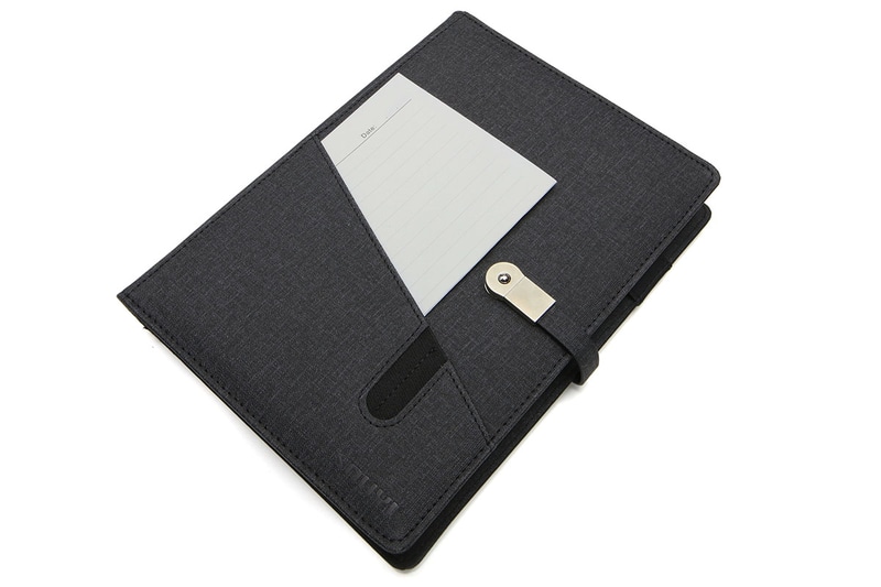表紙にはポケットが2つあり、メモなどの薄いものやペンなどを入れられます。