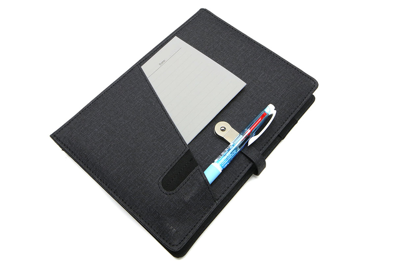 表紙にはポケットが2つあり、メモなどの薄いものやペンなどを入れられます。