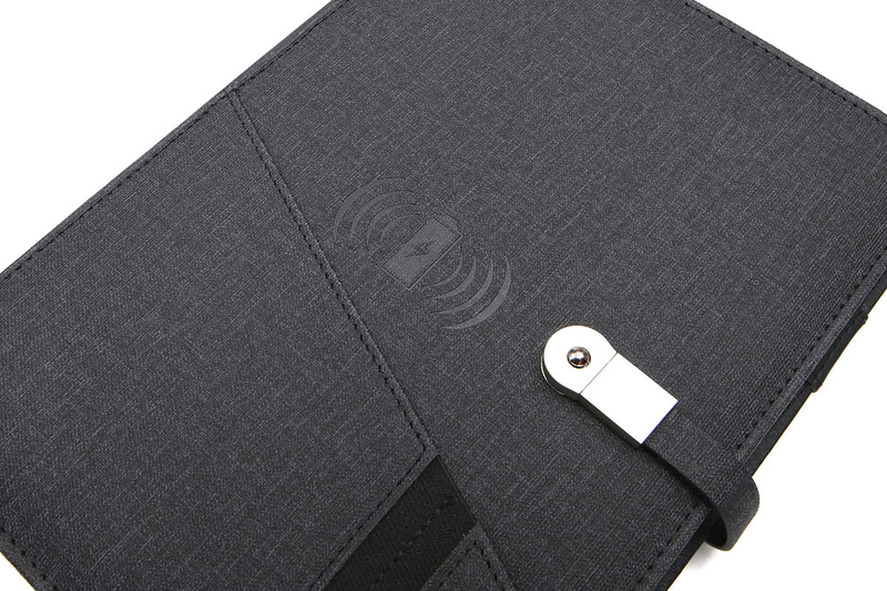 表紙部分の中央がQi充電パッドになっています。ここにQi充電対応端末などを置いて充電。また、大きい方のポケットに端末を入れてQi充電することもできますので、歩きながらなどの移動中でもQi充電を行えます。