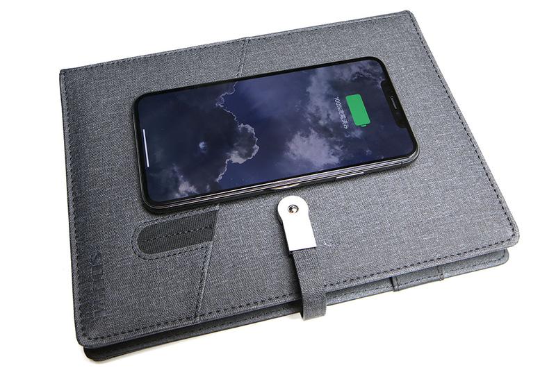 打ち合わせなどに持って出かけましたが、ミーティング中などにサッと端末を充電できて便利です。ノートを開いている時はUSBケーブルで充電、ノートを閉じている時はQi充電。スマート＆スムーズに使えて好印象です。