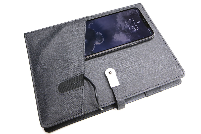 Qi充電時でもUSB充電時でも表紙のポケットが端末ホルダーとして役立ちます。移動中の充電も現実的。