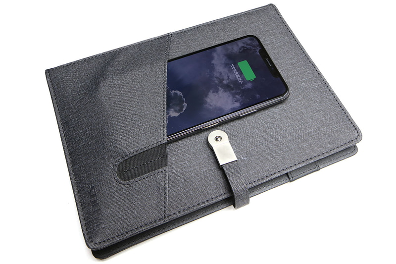 Qi充電時でもUSB充電時でも表紙のポケットが端末ホルダーとして役立ちます。移動中の充電も現実的。