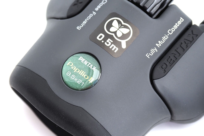 倍率違いで2種類あり、「Papilio II 8.5x21」が倍率8.5倍、「Papilio II 6.5x21」が倍率6.5倍。普通の双眼鏡として使えるのに加え、上部のシールのとおり、0.5mからピントが合う「マクロ観察」に強い双眼鏡です。実勢価格は「Papilio II 8.5x21」が1万4000円前後、「Papilio II 6.5x21」が1万2000円前後。