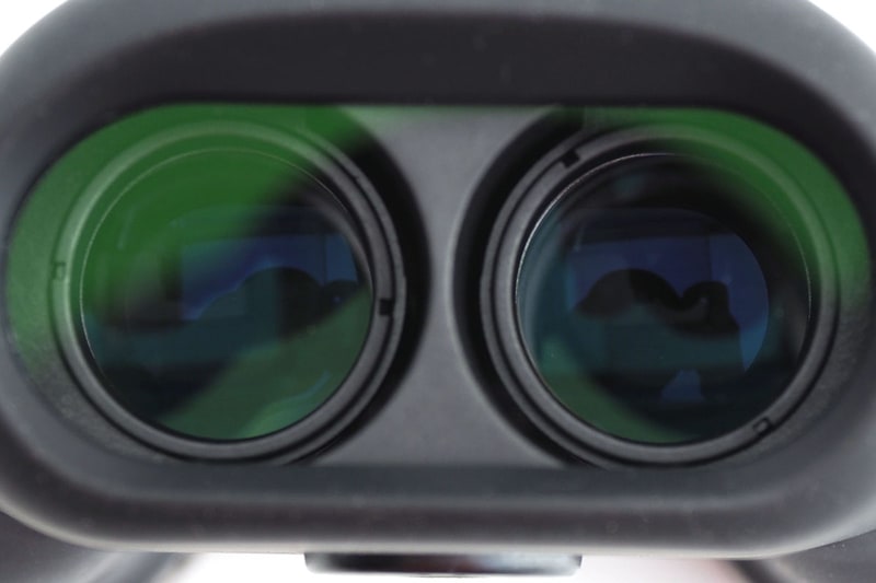 Papilio IIシリーズで近くの対象が見えるのは、人間の目のように「近くのものを見る時にはレンズが寄り目状態になるから」です。これらはレンズを正面から見た写真ですが、左から、遠くにピントが合った様子、やや遠くにピントが合った様子、接眼レンズから50cmくらいあたりにピントが合った様子です。近い距離にピントが合うほど、2つのレンズが中央に寄って「寄り目状態」になっていることがわかります。