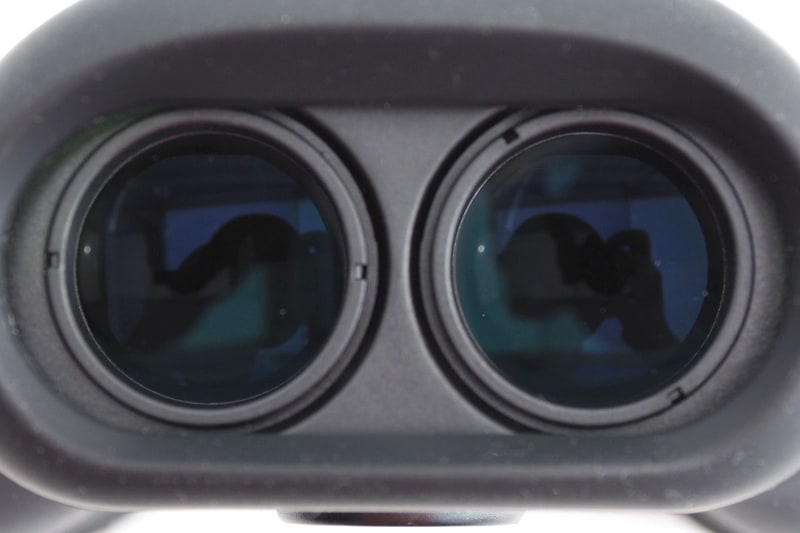 Papilio IIシリーズで近くの対象が見えるのは、人間の目のように「近くのものを見る時にはレンズが寄り目状態になるから」です。これらはレンズを正面から見た写真ですが、左から、遠くにピントが合った様子、やや遠くにピントが合った様子、接眼レンズから50cmくらいあたりにピントが合った様子です。近い距離にピントが合うほど、2つのレンズが中央に寄って「寄り目状態」になっていることがわかります。