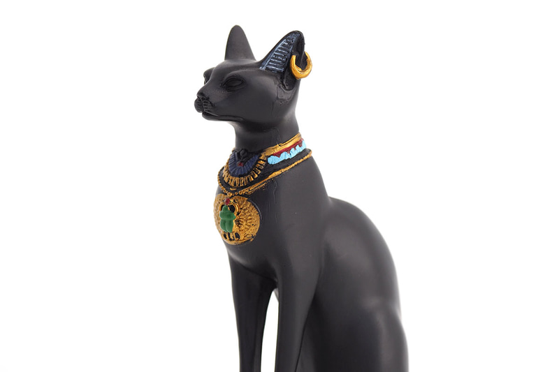 目から1mくらいの距離にある置物を見た様子。写真左は肉眼で見たときのイメージです。もうこれ以上近づけないけど、細部をジックリ観察したい……。そこでPapilio IIシリーズ。中央はPapilio II 6.5x21（倍率6.5倍）で見たイメージで、右はPapilio II 8.5x21（倍率8.5倍）で見たイメージ。対象の細部まで詳細かつ立体的に観察できるので、美術館などの展示をジックリ鑑賞したいときには超便利です♪