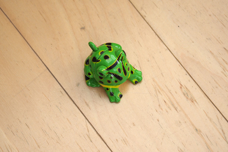 立ったまま床の生物を見た様子。生物っていうかカエルのオモチャですが、イメージということでヒトツ。目から生物までは1.5mくらいの距離があります。左がその時の視野のイメージで、中央と右が6.5倍や8.5倍のPapilio IIで観察したイメージです。地面の草花や生物を立ったままジックリ観察可能。ラクな姿勢でルーペ的に対象を観察したり、近づけない対象をやはりルーペ的に観察したりできますので、非常に幅広い用途に使えます。