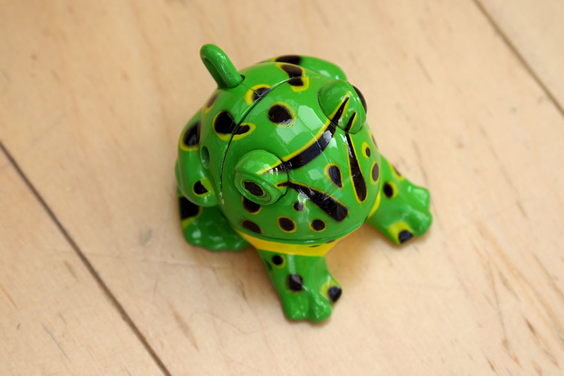 立ったまま床の生物を見た様子。生物っていうかカエルのオモチャですが、イメージということでヒトツ。目から生物までは1.5mくらいの距離があります。左がその時の視野のイメージで、中央と右が6.5倍や8.5倍のPapilio IIで観察したイメージです。地面の草花や生物を立ったままジックリ観察可能。ラクな姿勢でルーペ的に対象を観察したり、近づけない対象をやはりルーペ的に観察したりできますので、非常に幅広い用途に使えます。