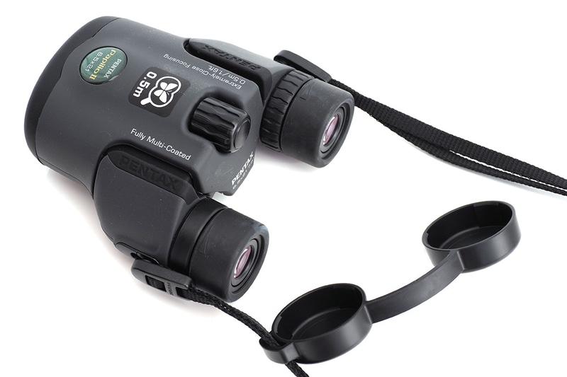 付属の接眼レンズキャップ。付属ストラップに通して使う、シンプルですが使いやすいキャップです。対物レンズのキャップはありませんが、対物レンズ前方はガラスカバーで覆われていますので実用上問題ないでしょう。