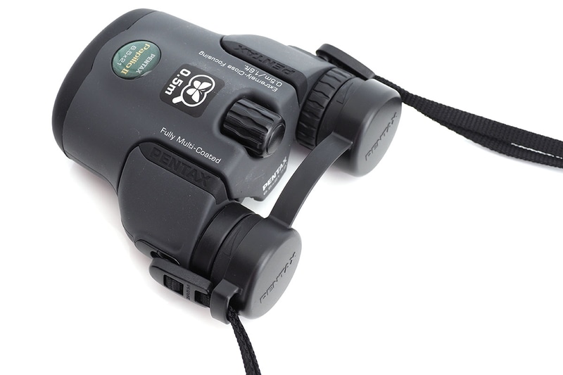 付属の接眼レンズキャップ。付属ストラップに通して使う、シンプルですが使いやすいキャップです。対物レンズのキャップはありませんが、対物レンズ前方はガラスカバーで覆われていますので実用上問題ないでしょう。