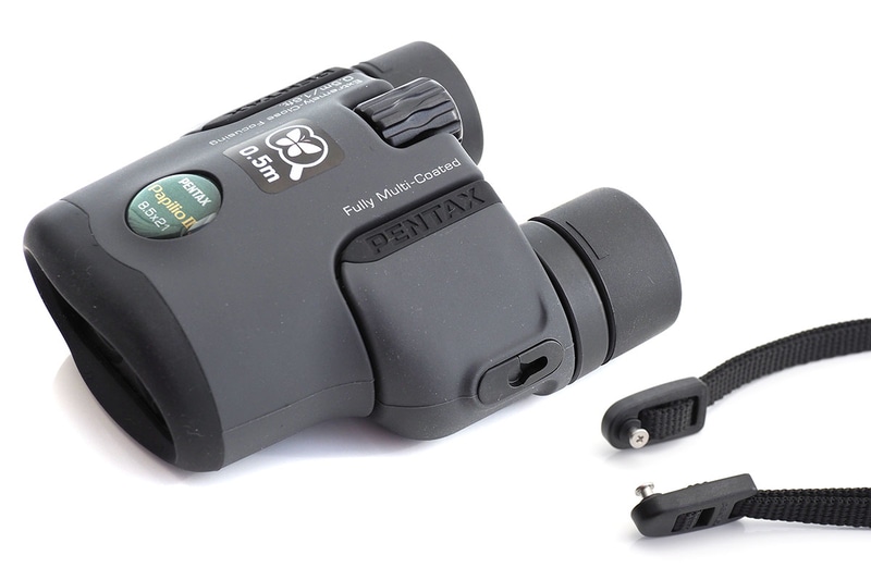 付属ストラップはワンタッチで脱着できるタイプ。ストラップが煩わしい時、ストラップが不要な時などに、パチッとストラップを外せのはとても便利です。