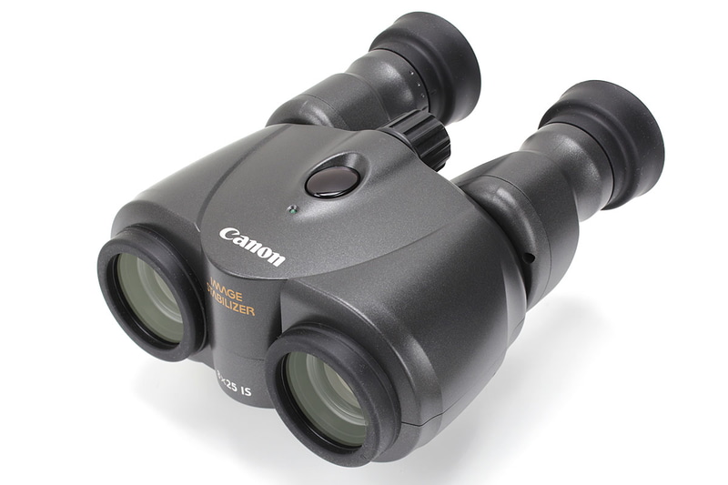 倍率8倍のキヤノン「8×25 IS」。上のボタンを押している間だけ光学式手ブレ補正機構が働きます。電池はCR123Aリチウム電池×1本で、電池別の質量は約490g。手ブレ補正の連続動作時間は常温（25℃）で約6時間。わりとコンパクトで気軽に持いて使えます。メーカー希望小売価格は税別5万5000円で、実勢価格は2万8000円前後。