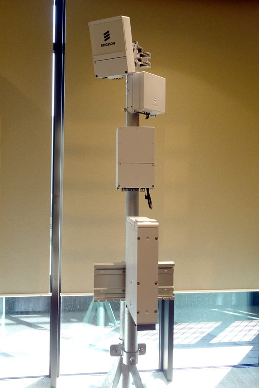 エリクソンの無線機（画像上部2台）やベースバンド（画像下部2台）が展示された。アプリケーションサーバなどの実機も展示されていた