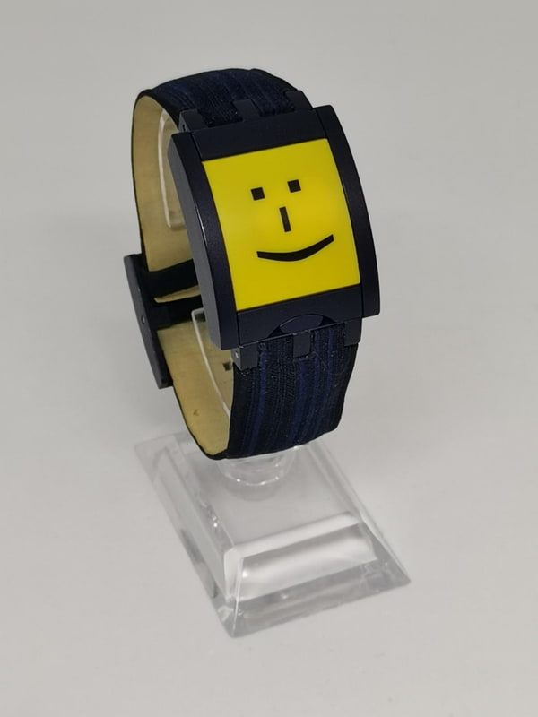 同じSwatch社の10年くらい前の腕時計。普段は交換可能なスマイルマークプレートが表面
