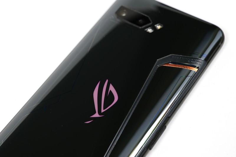 背面のROGロゴが発光する