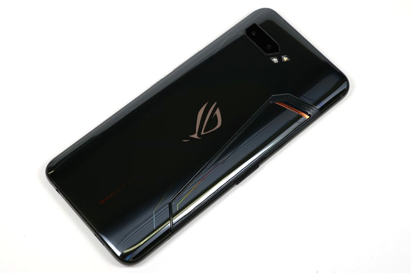 背面のROGロゴが発光する