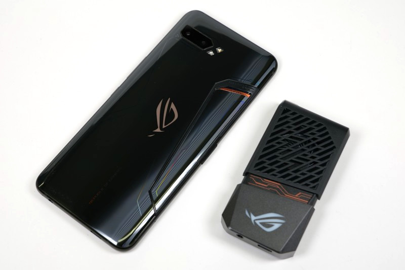 同梱される専用アクセサリー「AeroActive Cooler II」。冷却ファンとして機能するほか、横持ち時に邪魔にならない向きで充電ケーブルやイヤホンを接続できる