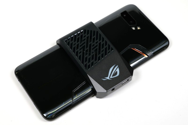 同梱される専用アクセサリー「AeroActive Cooler II」。冷却ファンとして機能するほか、横持ち時に邪魔にならない向きで充電ケーブルやイヤホンを接続できる