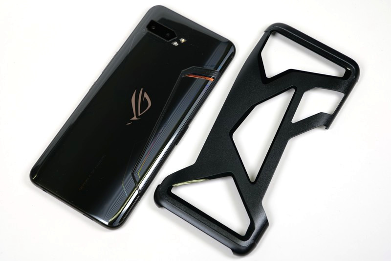 同じく付属する「Aero Case」。最小限の範囲を覆う枠だけのバンパーケースで、装着しても背面LEDやROG Phoneシリーズならではのデザインを見られる。AeroActive Cooler IIとの併用も可能
