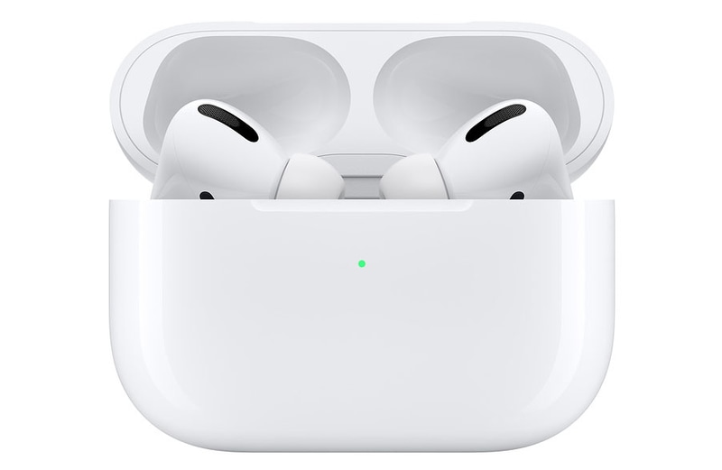 アップルの「AirPods Pro」。完全ワイヤレス型のBluetoothイヤフォンで、強力なノイズキャンセリング機能（アクティブノイズキャンセリング）を搭載しています。iPhoneやiPadやMacと接続できるほか、もちろんBluetooth対応のスマートフォンや各種音源とも接続可能。従来のAirPodsシリーズと比べるとマイク部分（白い棒状の突き出し）が短くなり、耳の穴にやや押し込んで使うカナル型になりました。同梱のケースにより充電でき、ケースはUSB充電にもQi充電にも対応しています。イヤフォンのコーデックは未公開ですがSBCとAACに対応していると思われます。アップルストア税別価格は2万7800円。