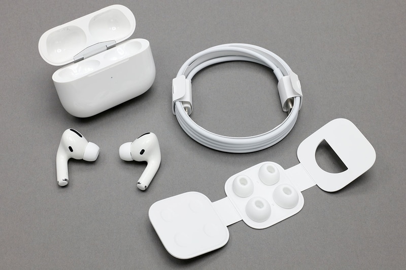 AirPods Proは完全ワイヤレス型のカナル型イヤフォン。突き出た棒状の部分の長さは2cm弱で、従来のAirPodsシリーズのように「耳から長く白い棒が出ている」というイメージにはなりません。「耳に白いイヤフォンしてるのかな」くらいな印象。パッケージにはAirPods Pro本体と専用のバッテリー内蔵ケース、イヤーピース（3サイズ）、Lightning-USB-Cケーブル（ケース充電用）が付属しています。