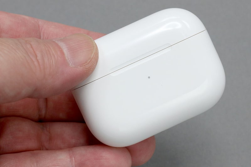 AirPods Pro本体は満充電から最大4.5時間連続再生が可能。ノイズキャンセリングや外部音取り込みなどの機能をオフにすれば最大5時間使えます。専用ケースはバッテリーを内蔵していて、AirPods Proを収めればイヤフォンが自動的に充電されます。本体と専用ケースのバッテリーをトータルすると24時間使用可能。電池の保ちは十分といった印象。またこのケース、Qi充電に対応しています。置くだけ充電やっぱり便利！
