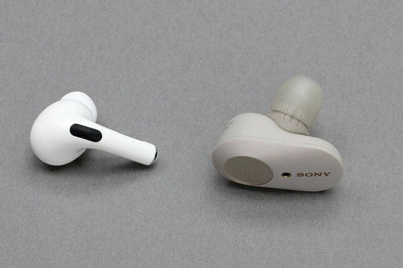 それぞれ、左がAirPods Proで右がソニーWF-1000XM3。イヤフォン本体も充電用ケースも、AirPods Proの方がかなりコンパクトです。