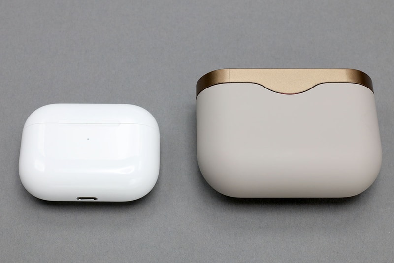 それぞれ、左がAirPods Proで右がソニーWF-1000XM3。イヤフォン本体も充電用ケースも、AirPods Proの方がかなりコンパクトです。