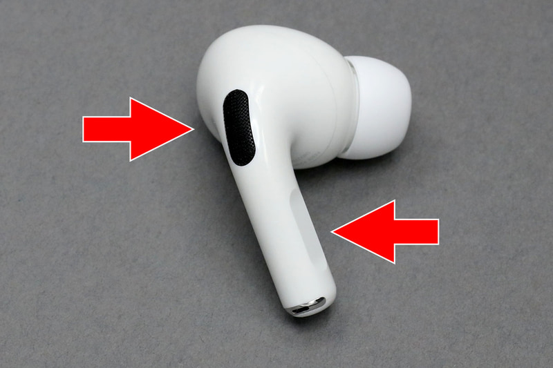 AirPods Pro本体外側にノイズを取り込む黒いマイクがあります。棒状の部分の窪みは感圧式のスイッチになっており、そこを長くつまむことでノイズキャンセリングのモード変更を行えます。また、iPhoneなどのBluetooth設定やApple Watchからもモード変更可能。Siriを使ってもノイズキャンセリングのモードを変更できました。