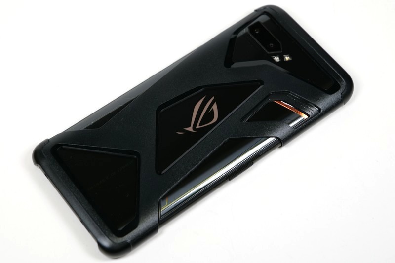 「Aero Case」（端末に同梱）を装着した状態