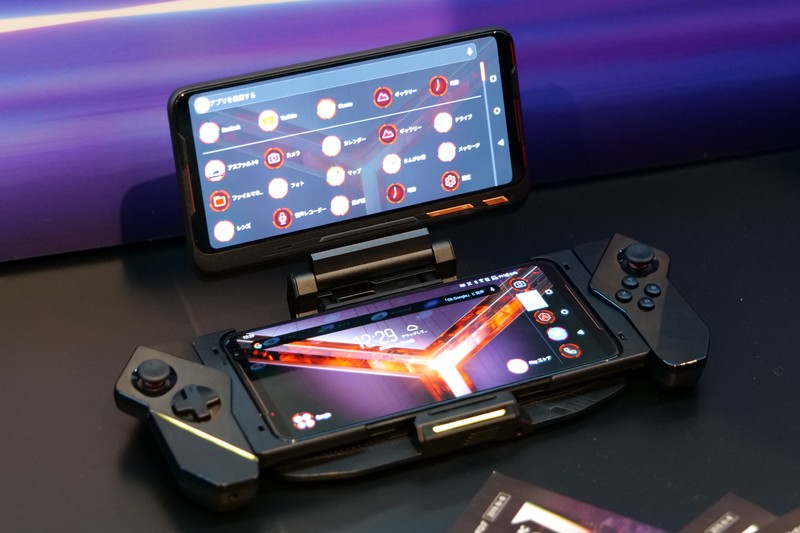 「TwinView Dock II」と「ROG Kunai Controller」を装着した状態