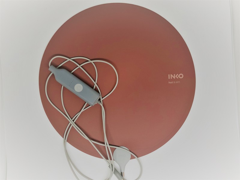 INKOヒーティングマット製品本体。意外なほど長いケーブルは180cm