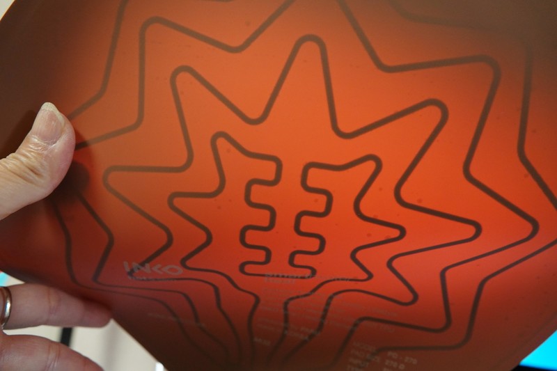 明るいライトにかざしてみると、内部が透けて見える。電熱線より面積があるのがわかる