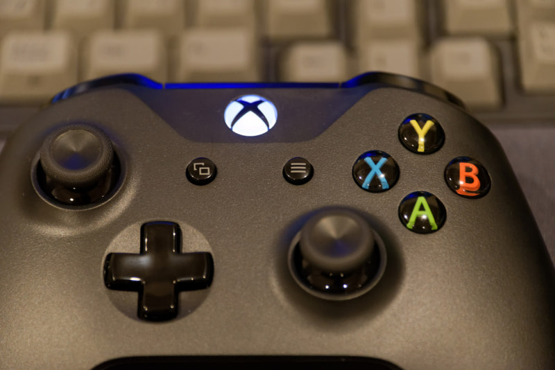 光っているXboxロゴの左下、□が2個重なっているようなマークが「ビュー」ボタン