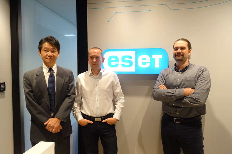 左から、イーセットジャパン カントリーマネージャー 黒田宏也氏、ESET CRO ローマン・コヴァーチ氏、同CTO ユライ・マルホ氏