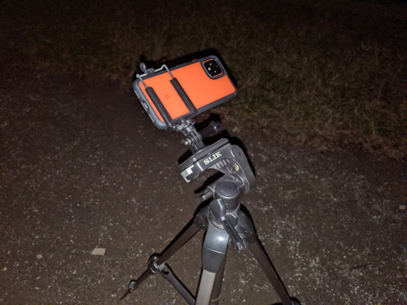 スマホホルダーは100円ショップで入手したもの。以前から保有していた三脚に取り付けて撮影することに