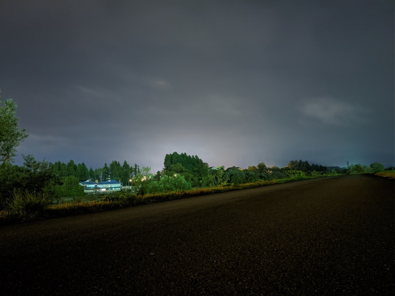 同じ場所を天体撮影モードで撮ったら、肉眼では見えなかった建物の姿が記録されていた（拡大画像は元ファイルです）