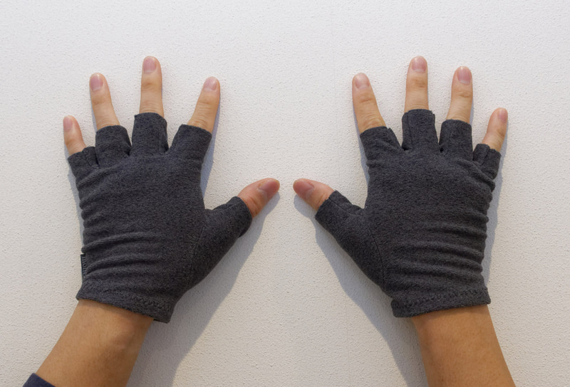 手の甲側（左）と手のひら側（右）。いわゆるフツーの指出し手袋の形