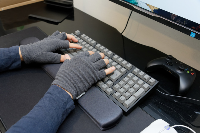 ミトンタイプとは違ってしっかり手指を広げられるので、キータイプの妨げにならない