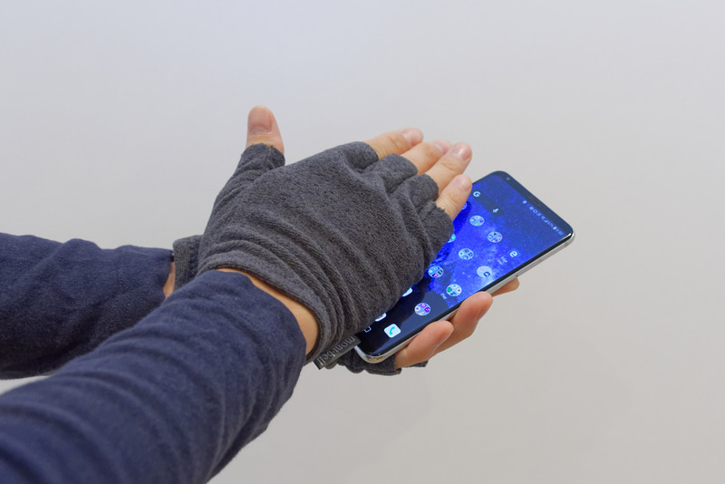指先が出ているのでスマートフォンのタッチ操作はもちろん可能。曇った画面をそのまま拭き上げられる便利な使い方も
