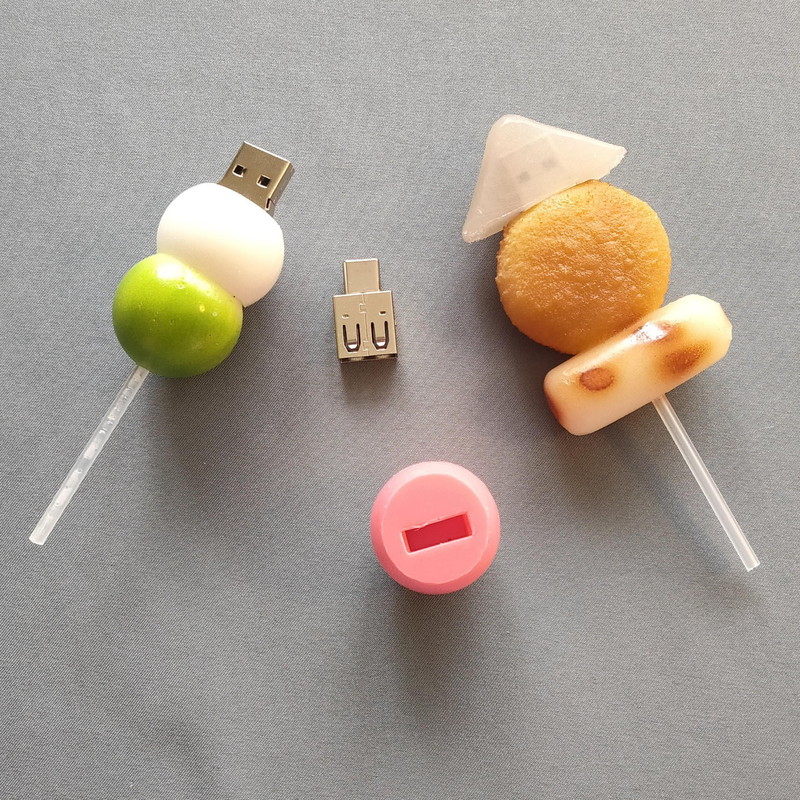 Tupe-Aプラグの付いたUSBメモリーのような機器をType-Cに変換してくれるOTGプラグを入手すれば簡単だ