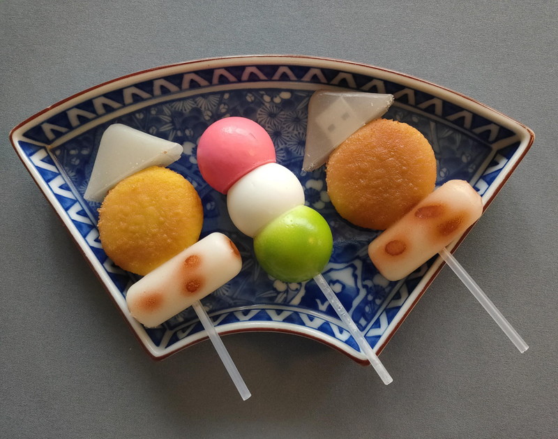 季節感漂う左右のおでんUSBで季節感の無い三色団子USBを意味なく挟んでみた