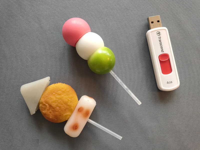 ごくありふれたUSBメモリー（右）とそれほどサイズ差はない