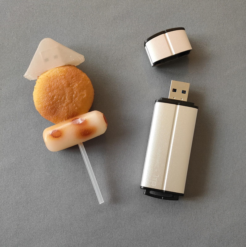 1TBのUSB（右）を手に入れてからストレージサイズにはこだわらなくなってしまった。筆者の生活圏で使うUSBメモリーは実際上16GBもあれば十分だ